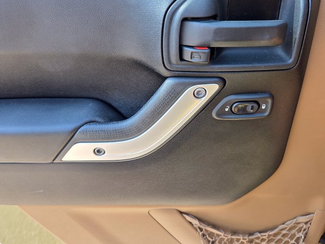Used 2013 Jeep Wrangler Unlimited Sahara w/ Connectivity Group AWD/4WD image 7