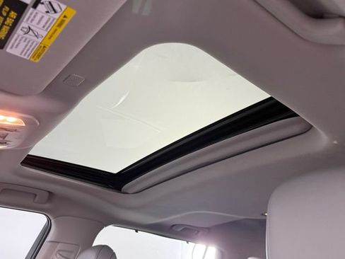 Used 2022 Toyota Highlander XLE FWD image 23