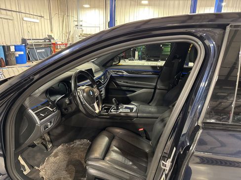 Used 2019 BMW 740i w/ M Sport Package image 11