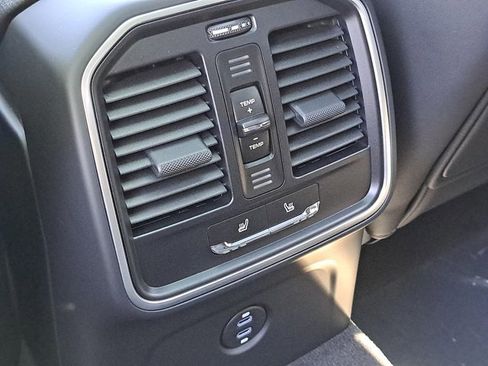 Used 2025 Porsche Macan image 18