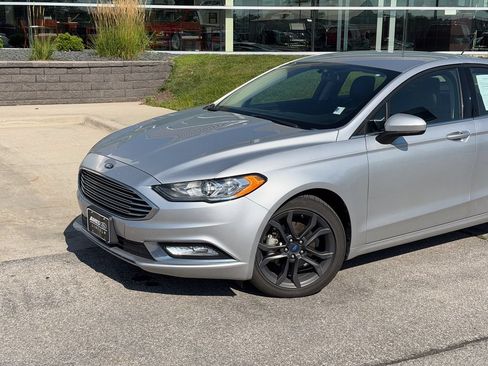 Used 2018 Ford Fusion SE w/ Equipment Group 201A FWD image 2