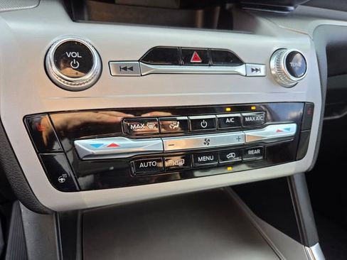 Used 2023 Ford Explorer XLT w/ Equipment Group 202A RWD image 28