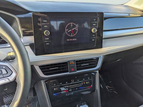 Certified 2025 Volkswagen Taos SE image 18