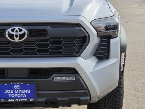 Used 2025 Toyota Tacoma TRD Off-Road AWD/4WD image 4