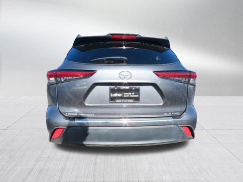 Used 2023 Toyota Highlander XLE image 6