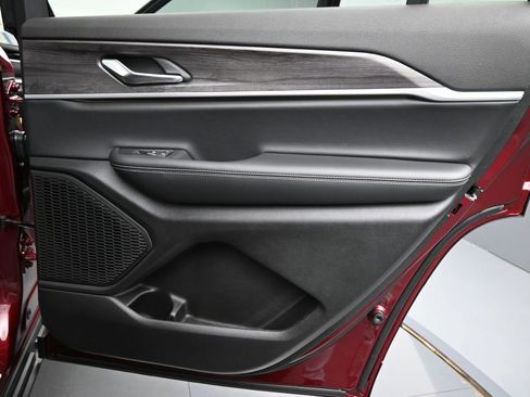 Used 2025 Jeep Grand Cherokee L Limited image 17