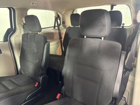 Used 2018 Dodge Grand Caravan SE w/ UConnect Hands-Free Group image 21