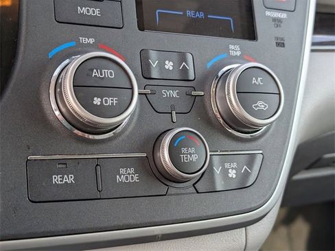 Used 2020 Toyota Sienna XLE Premium image 15