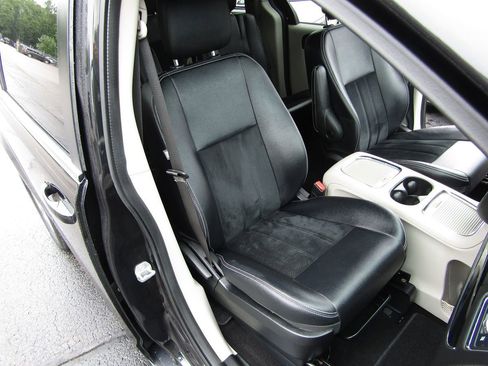 Used 2018 Dodge Grand Caravan SXT w/ Rear Park Assist Package image 27