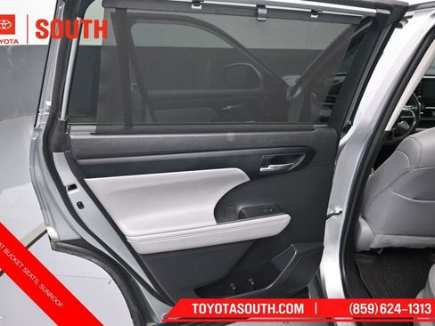 Used 2022 Toyota Highlander XLE AWD/4WD image 29