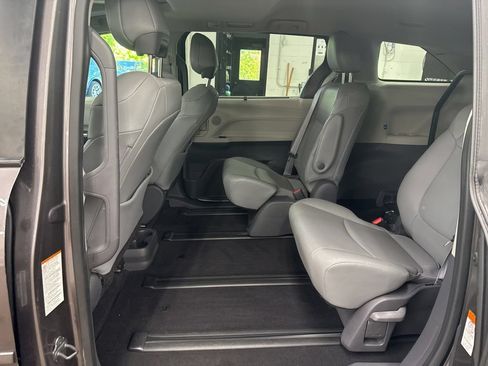 Used 2021 Toyota Sienna XLE FWD image 13