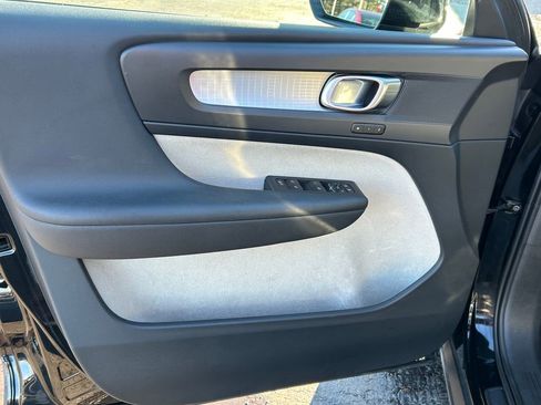 Used 2020 Volvo XC40 T4 Momentum w/ Premium Package image 11