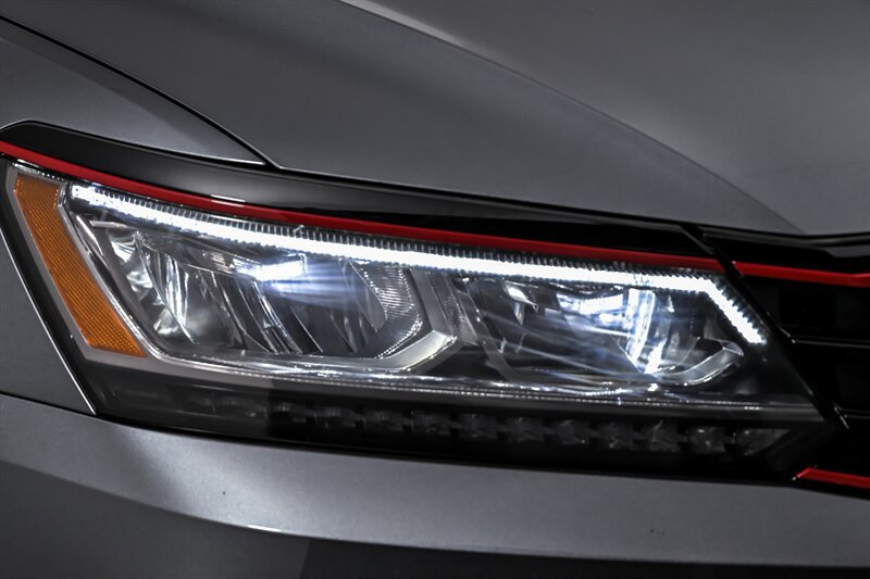 Used 2018 Volkswagen Passat 3.6 FWD image 4