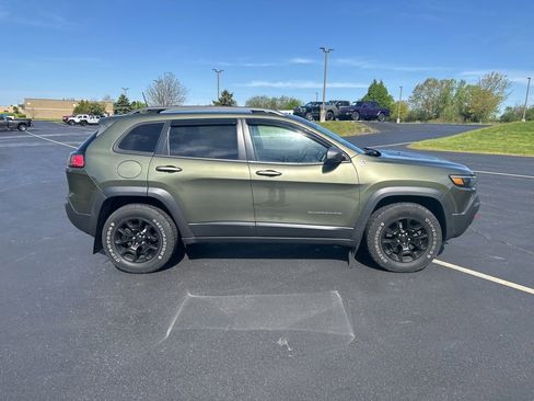 Used 2019 Jeep Cherokee Trailhawk w/ Comfort/Convenience Group AWD/4WD image 2