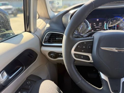 Certified 2024 Chrysler Pacifica Touring-L image 7