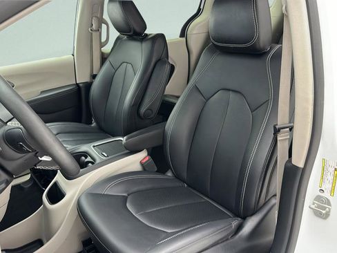 Used 2024 Chrysler Pacifica Touring-L FWD image 17