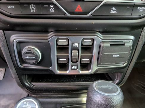 Used 2022 Jeep Gladiator Overland w/ LED Lighting Group AWD/4WD image 31