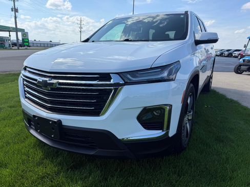 Used 2023 Chevrolet Traverse LT w/ LT Premium Package AWD/4WD image 3