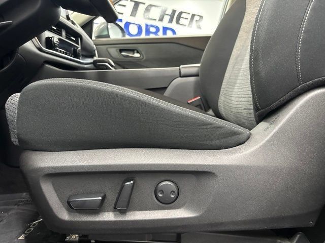 Used 2023 Nissan Rogue SV FWD image 7