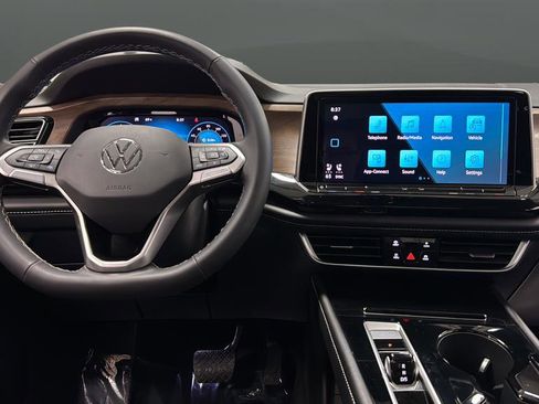 Used 2024 Volkswagen Atlas SE w/ Panoramic Sunroof Package AWD/4WD image 11