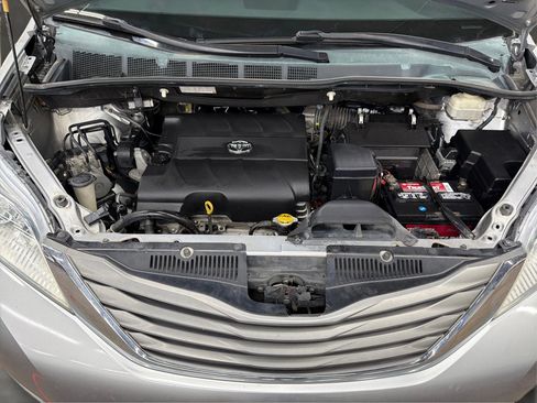 Used 2013 Toyota Sienna XLE w/ Entertainment Pkg image 9