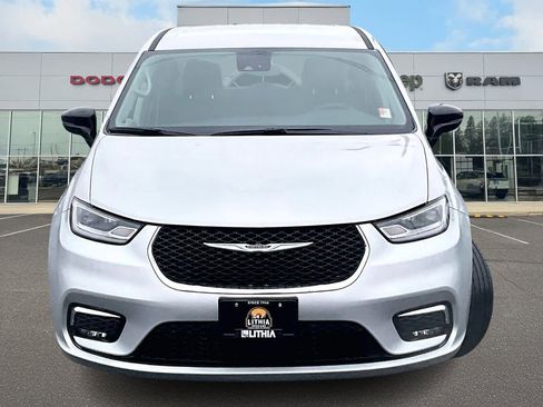 Used 2024 Chrysler Pacifica Select image 6