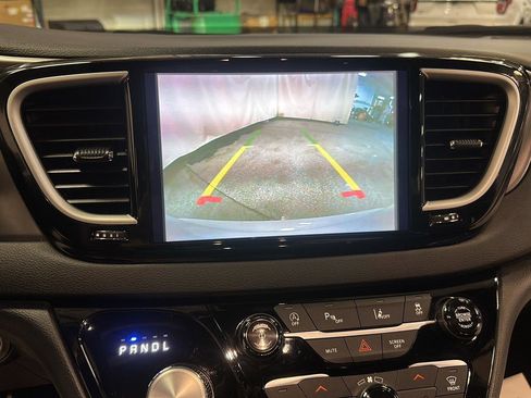 Used 2025 Chrysler Pacifica Select FWD image 16