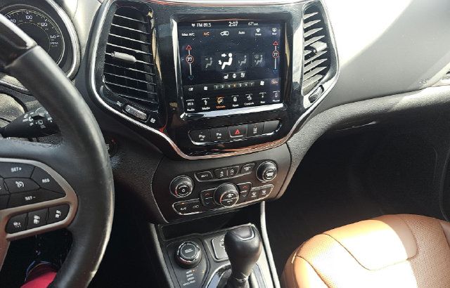 Used 2019 Jeep Cherokee Overland w/ Technology Group AWD/4WD image 15