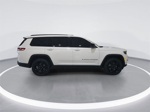 Used 2025 Jeep Grand Cherokee L Altitude image 9