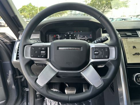Used 2024 Land Rover Discovery Dynamic SE AWD/4WD image 11