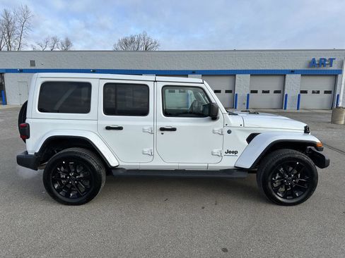 Used 2025 Jeep Wrangler Sahara image 9