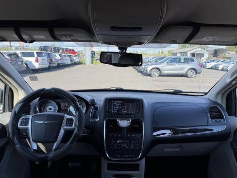 Used 2014 Chrysler Town & Country Touring-L w/ Driver Convenience Group FWD image 20