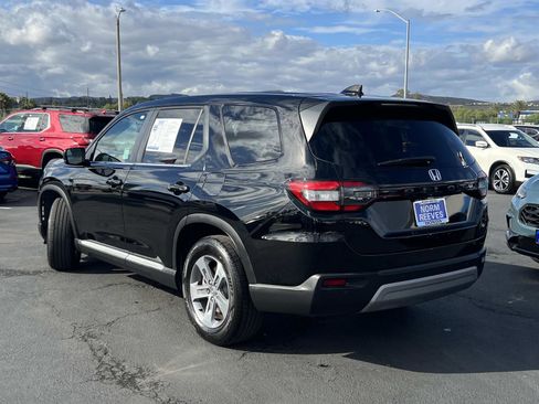 Used 2025 Honda Pilot EX-L image 3