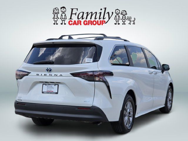 Used 2025 Toyota Sienna XLE FWD image 4