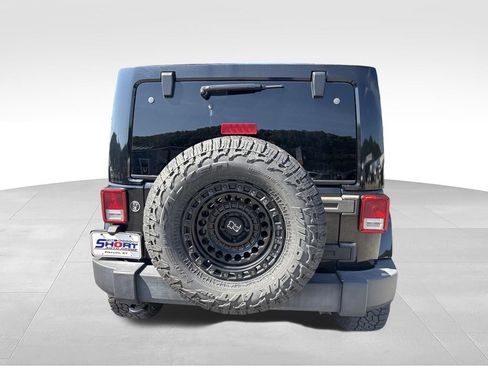 Used 2017 Jeep Wrangler Unlimited Rubicon w/ Connectivity Group AWD/4WD image 8