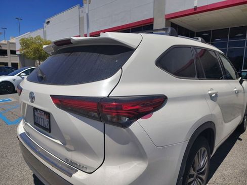 Used 2021 Toyota Highlander Platinum FWD image 5