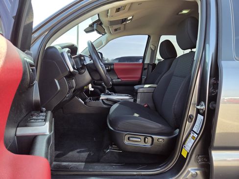 Used 2021 Toyota Tacoma SR5 RWD image 13