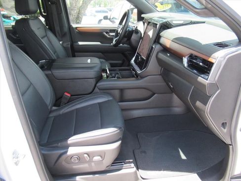 Used 2025 GMC Yukon XL Denali RWD image 9