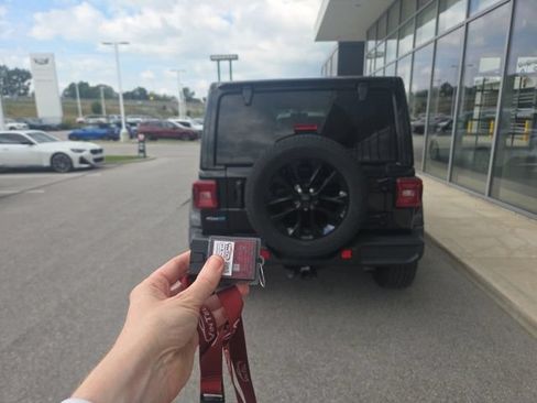 Used 2022 Jeep Wrangler Unlimited Sahara w/ Cold Weather Group AWD/4WD image 7