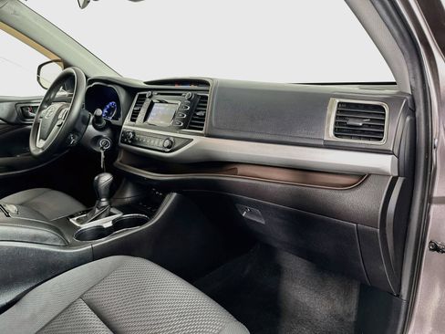 Used 2019 Toyota Highlander LE AWD/4WD image 28