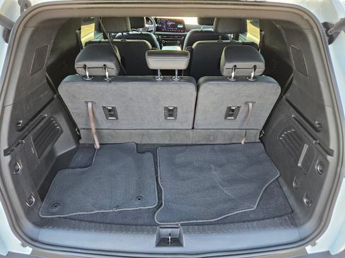 Used 2025 Chevrolet Traverse LT FWD image 13