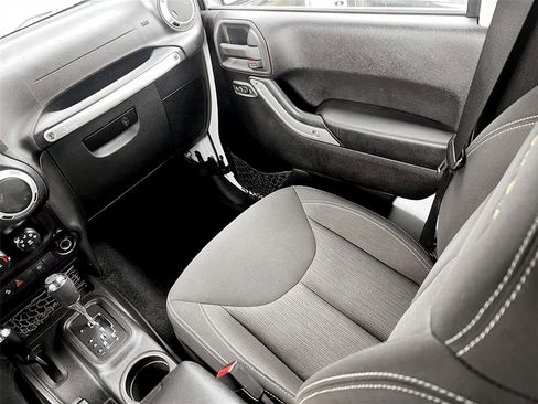 Used 2015 Jeep Wrangler Unlimited Sahara w/ Connectivity Group image 9