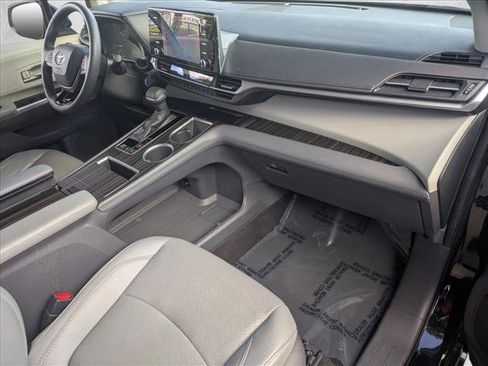 Certified 2021 Toyota Sienna Limited image 21
