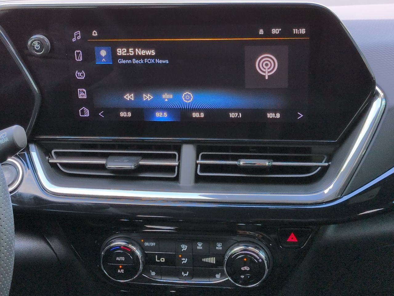 Used 2025 Chevrolet Trax RS w/ Sunroof Package FWD image 18