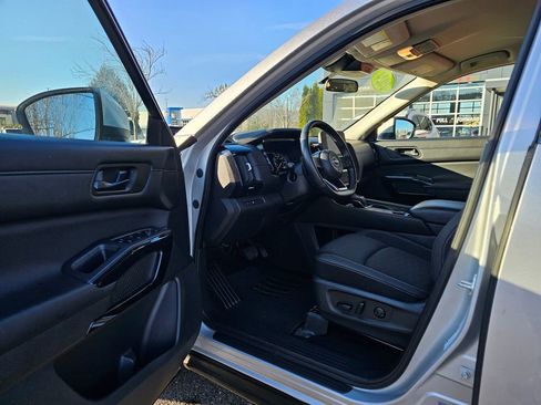 Used 2024 Nissan Pathfinder SV image 16