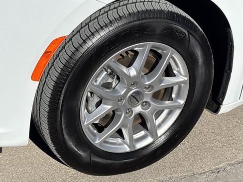 Used 2024 Chrysler Pacifica Touring-L image 13