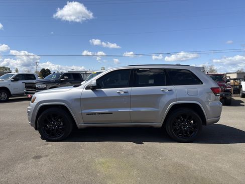 Used 2018 Jeep Grand Cherokee Altitude image 2