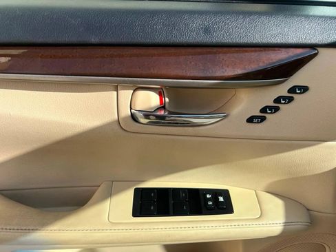 Used 2014 Lexus ES 350 w/ Luxury Package FWD image 17