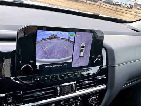 Used 2025 Nissan Pathfinder SL image 18