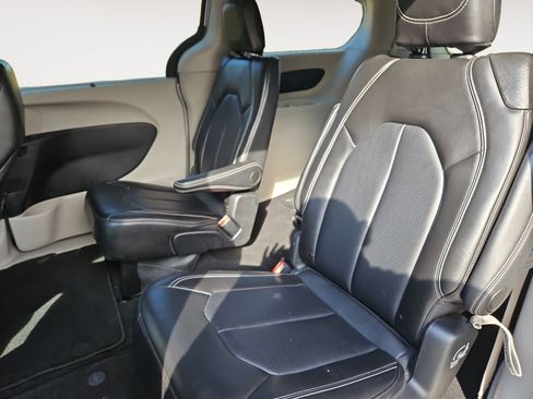Used 2024 Chrysler Pacifica Touring-L FWD image 13